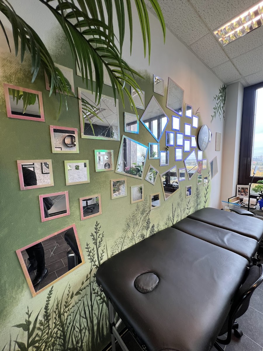 Spiegel-Collage-Wand im MandaTooTattoo Studio