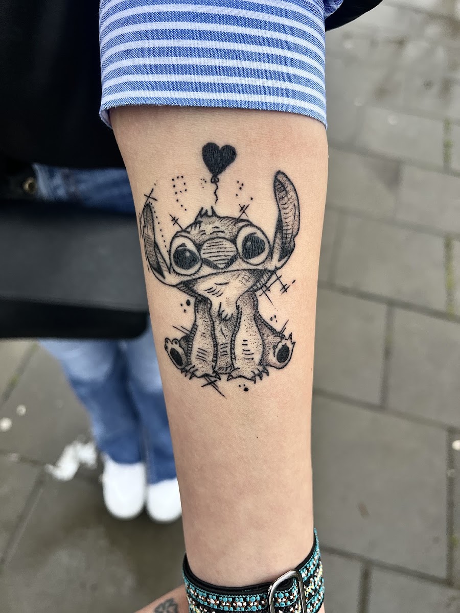 Feines Linework-Tattoo am Unterarm