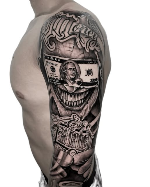 Detailreiches Sleeve-Tattoo am Oberarm